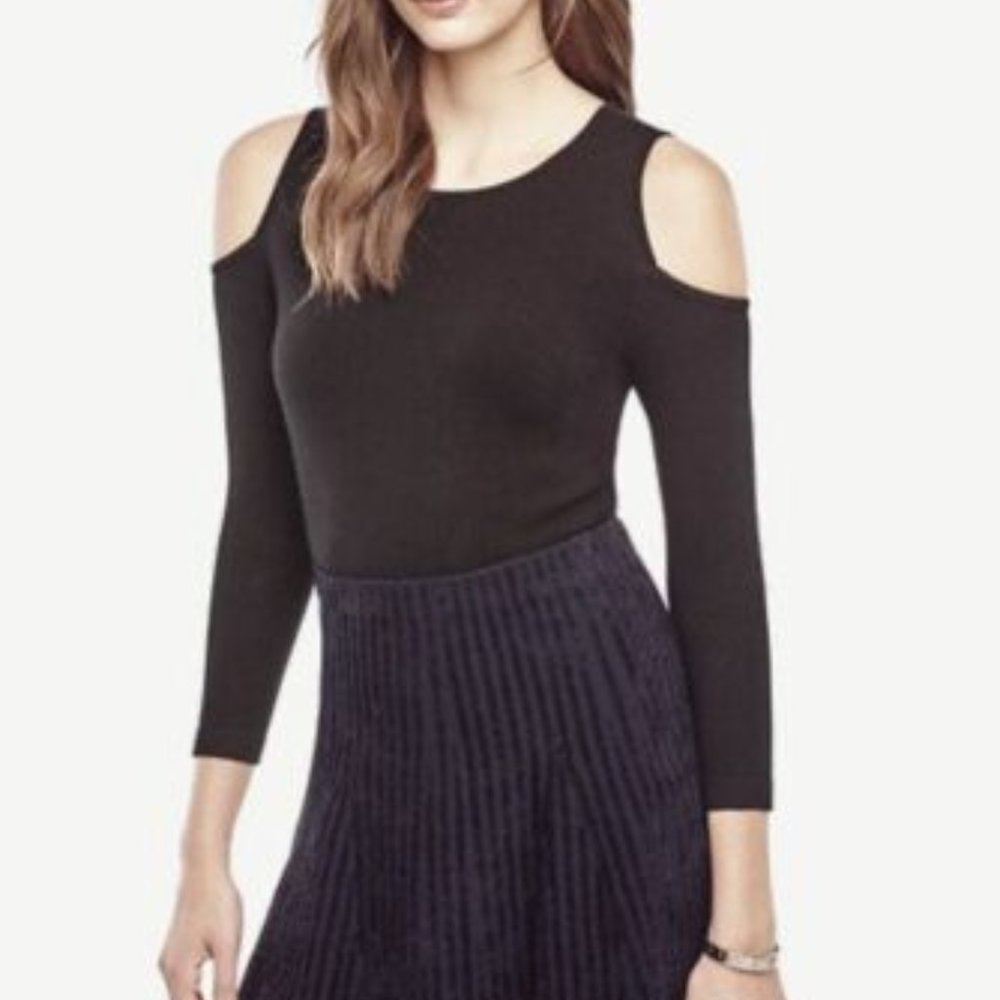 NWOT✨Women’s Cold Shoulder Sweater